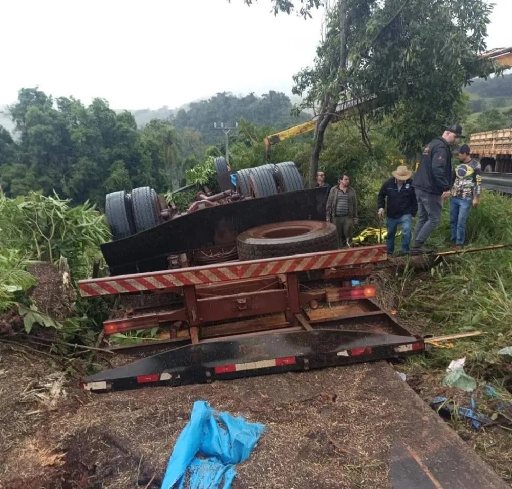 Morador de Maripá morre e outro fica ferido após caminhão carregado de canola tombar na PR-487