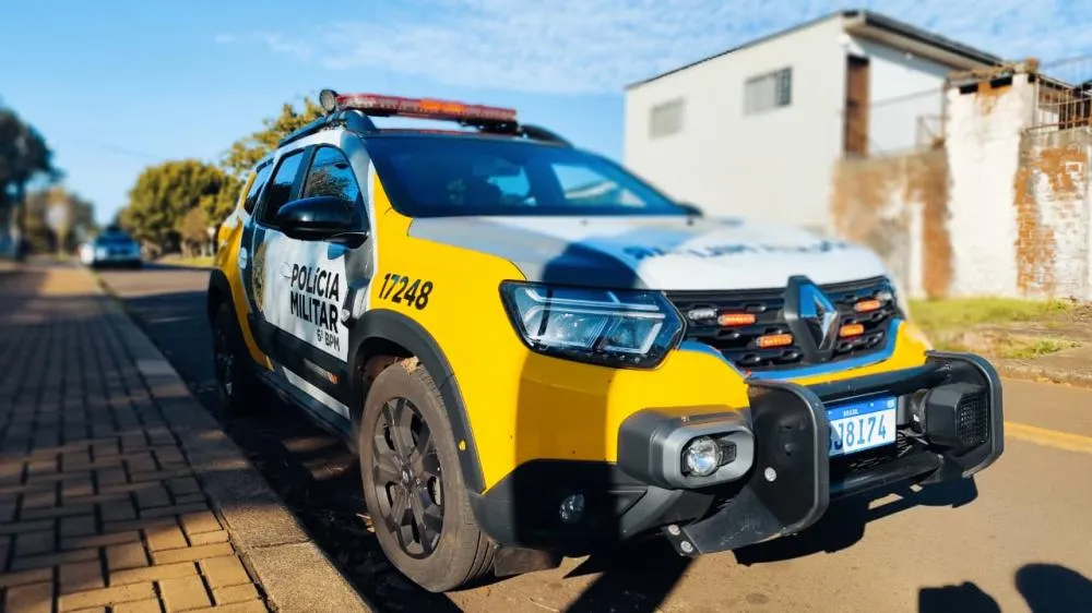 Mulher faz bandeiraço em frente a colégio eleitoral e PM é acionada em Cascavel